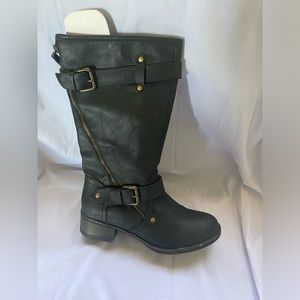 wildPair Women’s boots in box size 8.5